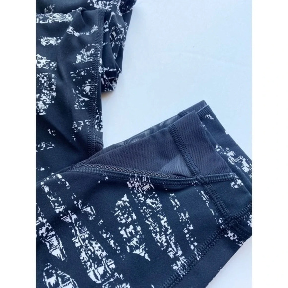 Lululemon • Black White Graf Inspire Leggings - Picture 4 of 11